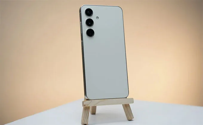 Galaxy S24 128GB cũ được trang bị hệ thống 3 camera ở mặt sau