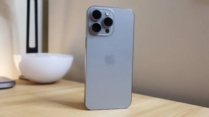 Giá iPhone 15 Pro Max 1TB cũ 97% thấp hơn so với máy mới