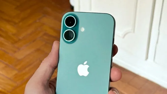 Cụm camera kép trên iPhone 16 128GB