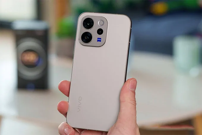 Thiết kế Vivo V70 5G gây ấn tượng ngay từ cái nhìn đầu tiên