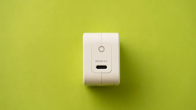 Phía trên củ sạc là nơi bố trí cổng sạc chuẩn USB-C hỗ trợ công nghệ sạc nhanh PD và Quick Charge 3.0