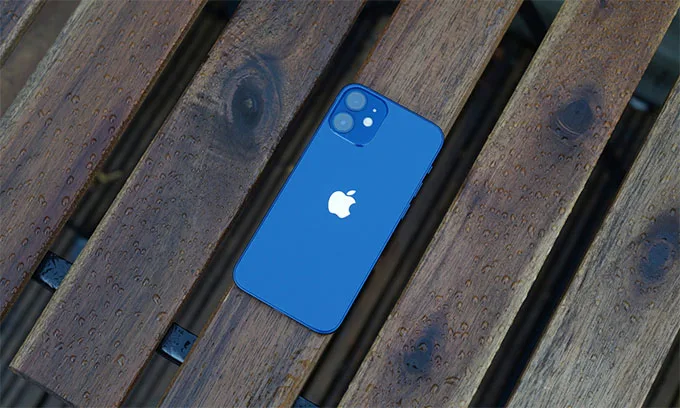 Thiết kế iPhone 12 mini 128GB cũ nhỏ gọn, cầm nắm hoàn hảo trong lòng bàn tay