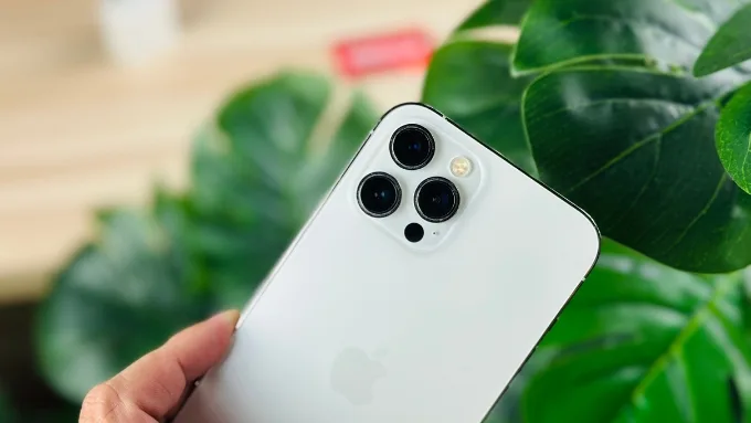 Hệ thống camera của iPhone 12 Pro Max 256GB cũ bao gồm 3 camera sau 12MP và camera trước 12MP