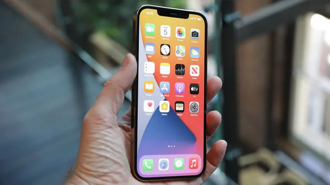 Màn hình iPhone 12 Pro Max 128GB cũ có kích thước khá lớn