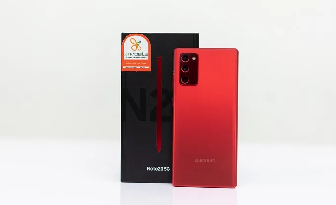 Mặt lưng máy bằng nhựa nhưng được gia công hoàn thiện tốt nên vẫn giữ được vẻ ngoài cao cấp và bền bỉ