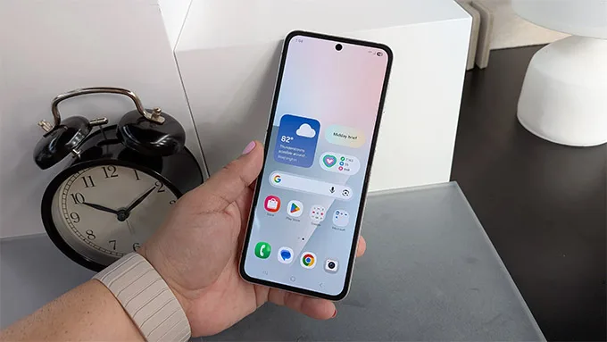Màn hình AMOLED trên Samsung Galaxy Z Flip 7 FE cho trải nghiệm đỉnh cao