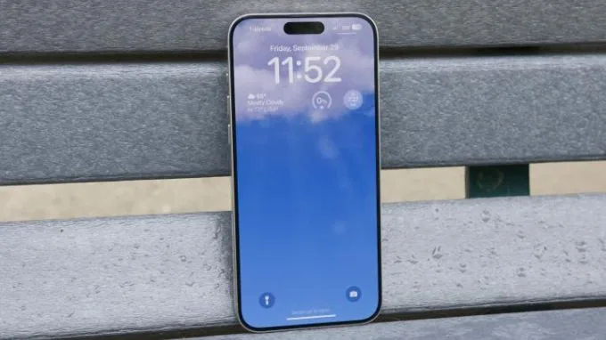 iPhone 15 Pro Max 256GB cũ sở hữu màn hình tràn viền 6.7 inch sắc nét