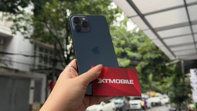 iPhone 12 Pro 512GB cũ có thiết kế vuông vức với khung thép không gỉ, tạo cảm giác chắc chắn khi cầm trên tay