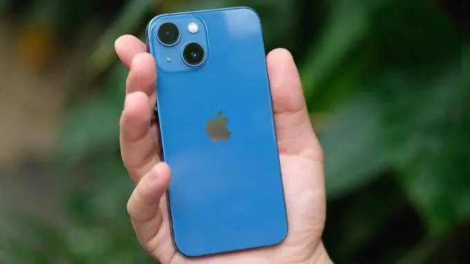 Thiết kế nhỏ gọn của iPhone 13 Mini 256GB cũ giúp thao tác một tay dễ dàng