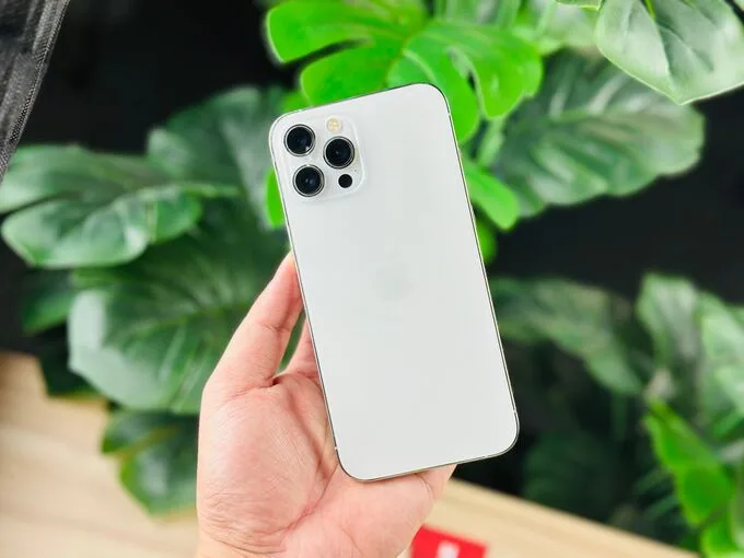 Thiết kế của iPhone 12 Pro Max 512GB cũ 97% giữ nguyên phong cách đặc trưng với khung thép không gỉ sang trọng
