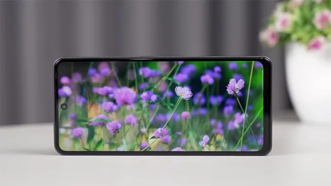 Màn hình IPS LCD nhưng vẫn đáp ứng tốt cho game thủ