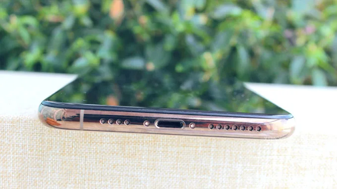 Khung kim loại chắc chắn bao bọc iPhone Xs Max