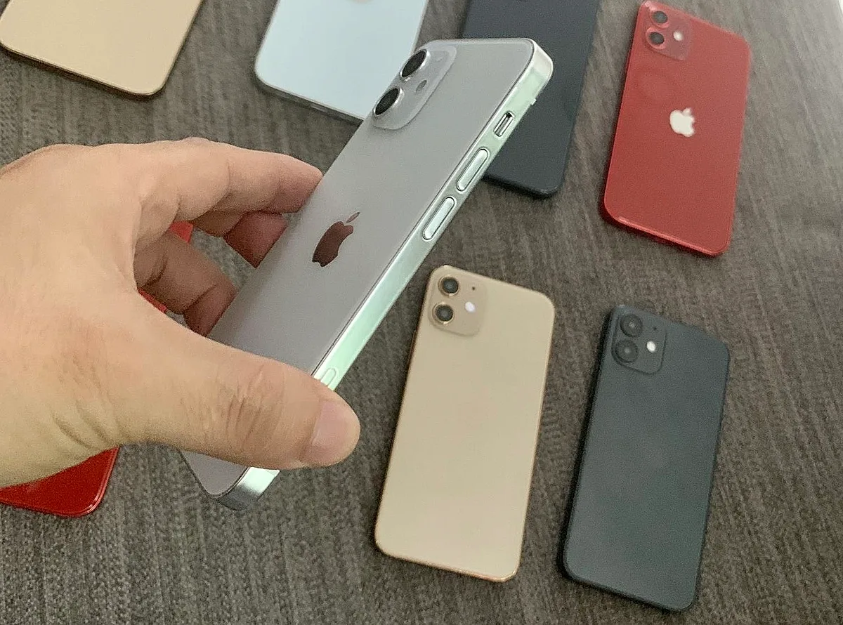 Ngoại hình bên ngoài iPhone 12 mini 64GB cũ