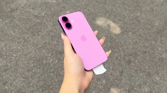 Cụm camera kép trên iPhone 16