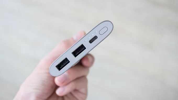 Đèn LED và các cổng kết nối trên sạc dự phòng Samsung EB-P1100 10.000mAh