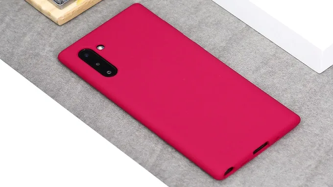 Ốp lưng ôm vừa khít với chiếc Samsung Note 10, cho cảm giác cao cấp, chắc tay