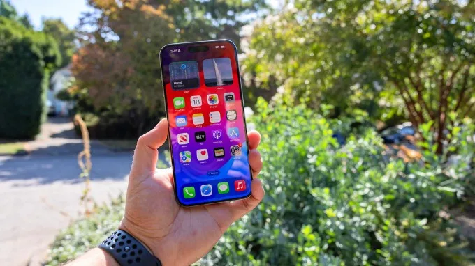 Màn hình iPhone 15 Pro có độ sáng tối đa 2000 nits