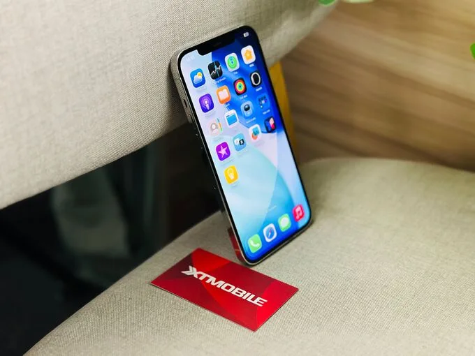 Màn hình Super Retina XDR OLED 6.7 inch trên máy mang đến khả năng tái tạo hình ảnh chi tiết nhờ độ phân giải cao