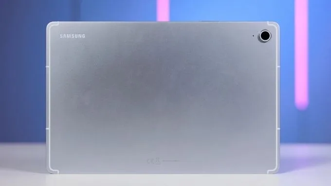thiết kế của Samsung Galaxy Tab S10 FE Wifi