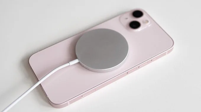 Pin iPhone 13 256GB cũ hỗ trợ sạc nhanh tiện lợi