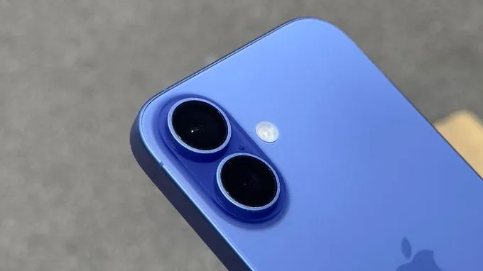 Cụm camera kép trên iPhone 16 256GB