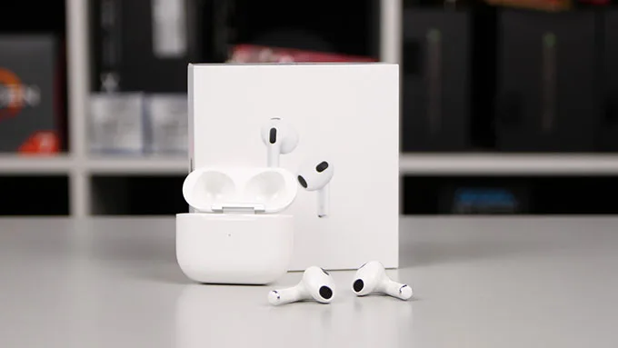 AirPods 3 sở hữu một ngoại hình nhiều điểm tương đồng với Pro