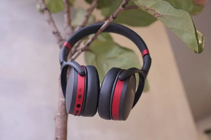 Thiết kế tai nghe chụp tai Bluetooth Sennheiser HD 458BT theo kiểu earcup lớn giúp ôm trọn hết vành tai