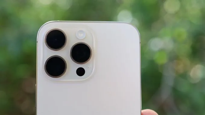 Camera chuyên nghiệp, hỗ trợ zoom quang 5x