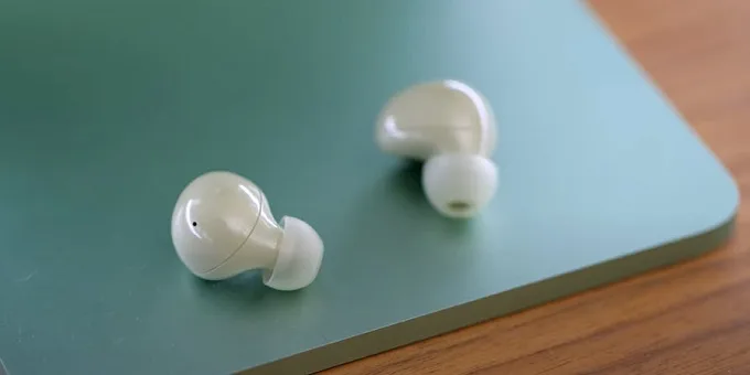 Thời lượng pin của Galaxy Buds 2 đã được cải tiến rất nhiều, với mỗi lần sạc đầy, bạn có thể sử dụng liên tục trong 5 tiếng khi nghe nhạc