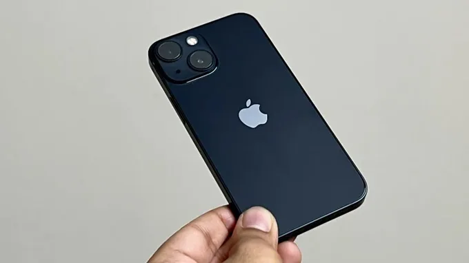 Thiết kế iPhone 13 mini 256GB Cũ 97% nhỏ gọn, dễ cầm nắm