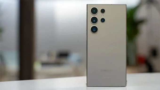 Samsung Galaxy S24 Ultra 256GB bản Mỹ cũ đi kèm với thiết kế phẳng hơn