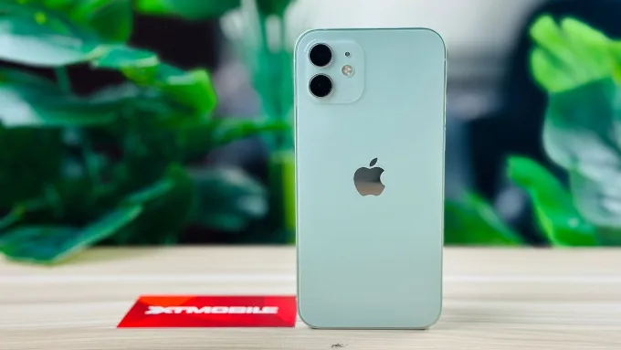 iPhone 12 Mini 64GB cũ 97% có thiết kế khung viền vuông, kích thước nhỏ và trọng lượng chỉ 135g