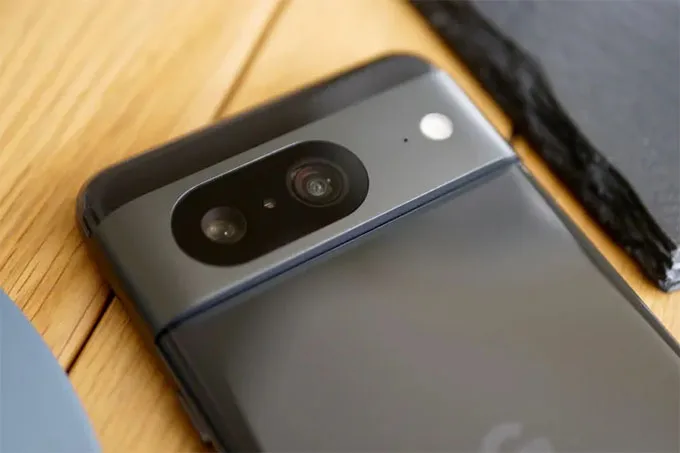 Pixel 8 cũng đi kèm với thiết lập camera kép phía sau bao gồm cảm biến chính 50MP và cảm biến siêu rộng 12MP