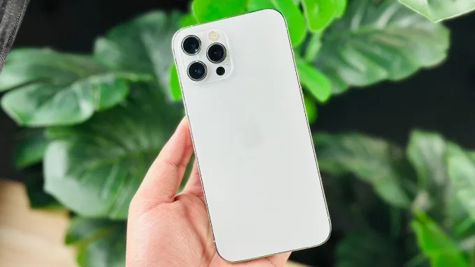 iPhone 12 Pro Max 256GB cũ là sản phẩm chính hãng đã qua sử dụng, nhưng vẫn đảm bảo đầy đủ các tính năng