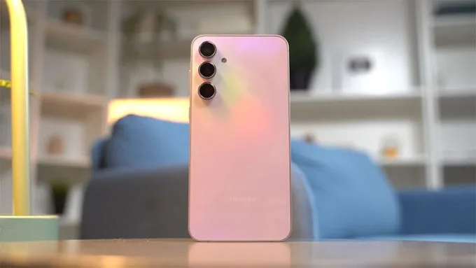 ngoại hình Galaxy A55 5G giá rẻ không có nhiều thay đổi so với thế tiền nhiệm