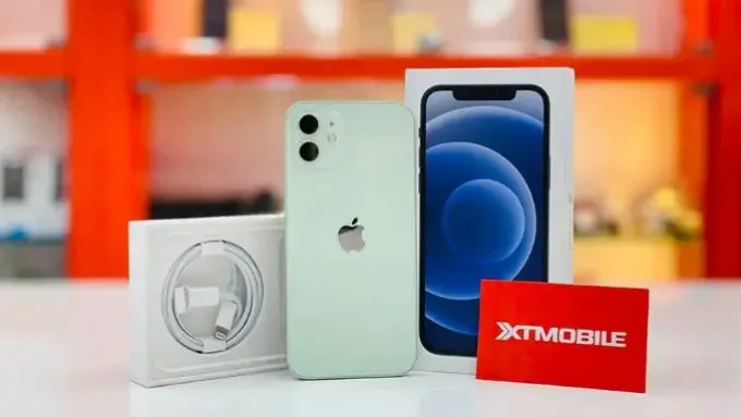 Máy sở hữu khung viền nhôm phay xước kết hợp mặt lưng kính bóng, các cạnh phẳng đặc trưng