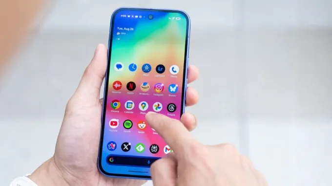 Về phía Google Pixel 10, máy sử dụng màn hình OLED với cùng kích thước 6.3 inch