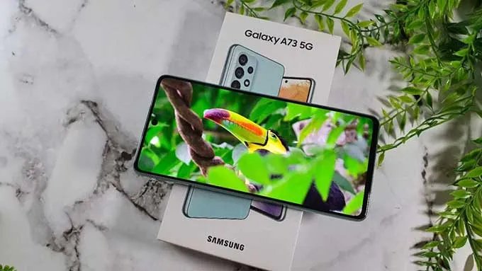 So sánh chi tiết Samsung Galaxy A73 và Google Pixel 6a: Thiết kế