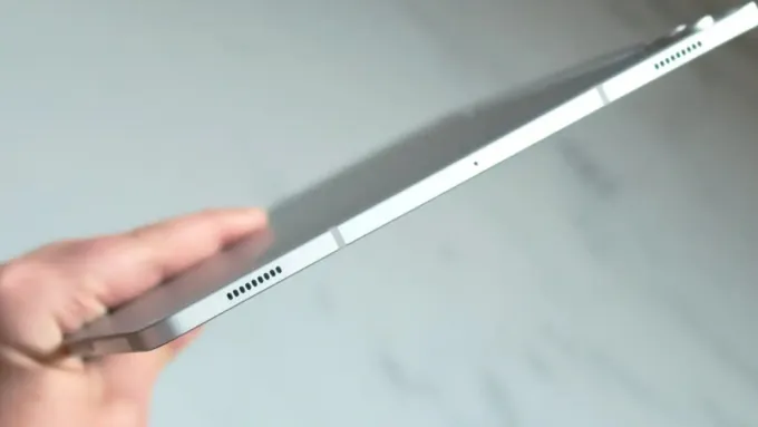 Galaxy Tab S10 Plus tích hợp 4 loa AKG hỗ trợ Dolby Atmos, tạo hiệu ứng âm thanh đa chiều và công suất lớn