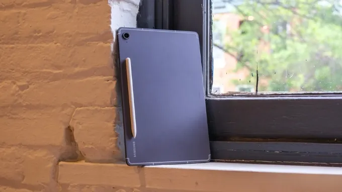 Galaxy Tab S10 FE 5G giữ ngôn ngữ quen thuộc của Samsung với khung kim loại nguyên khối