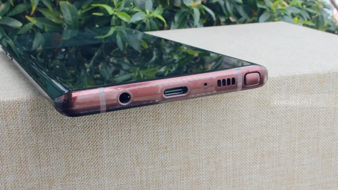 Cạnh dưới là jack cắm tai nghe 3.5mm và loa