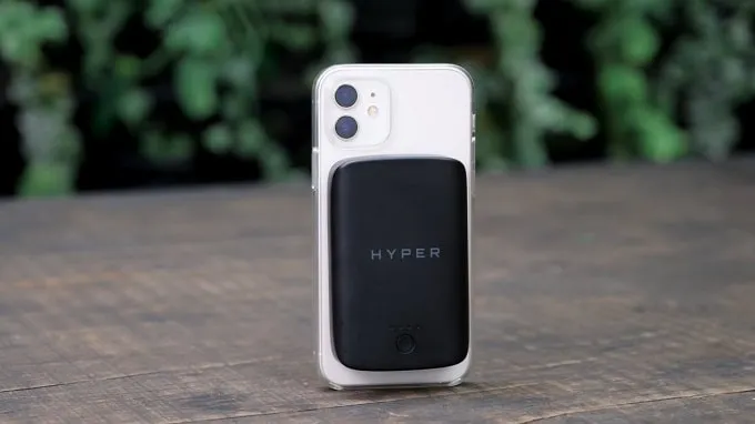 Sạc dự phòng không dây từ tính HyperJuice Magnectic Wireless 5000 mAh lực hít lớn giúp bám chắc vào điện thoại tạo ra sự tiện lợi